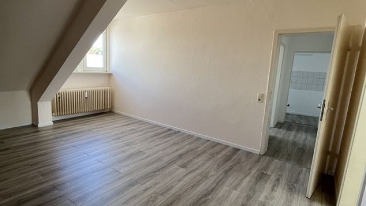 Günstige 2 Zi - Wohnung im respektablen Eckhaus !