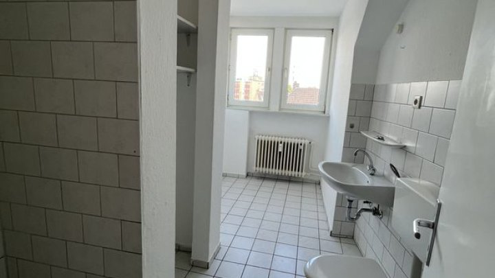 Günstige 2 Zi - Wohnung im respektablen Eckhaus !