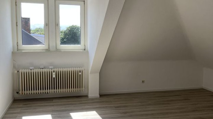 Günstige 2 Zi - Wohnung im respektablen Eckhaus !